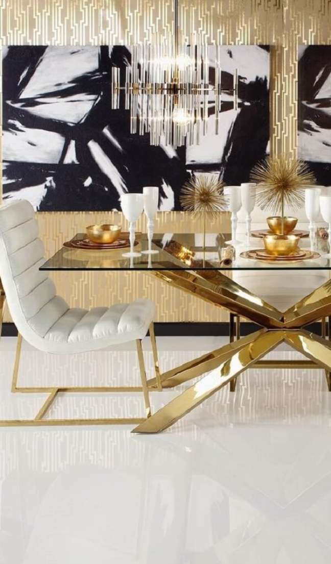 40. Mesa de jantar luxuosa com pé de ferro cor dourada brilhante – Foto The Decorista
