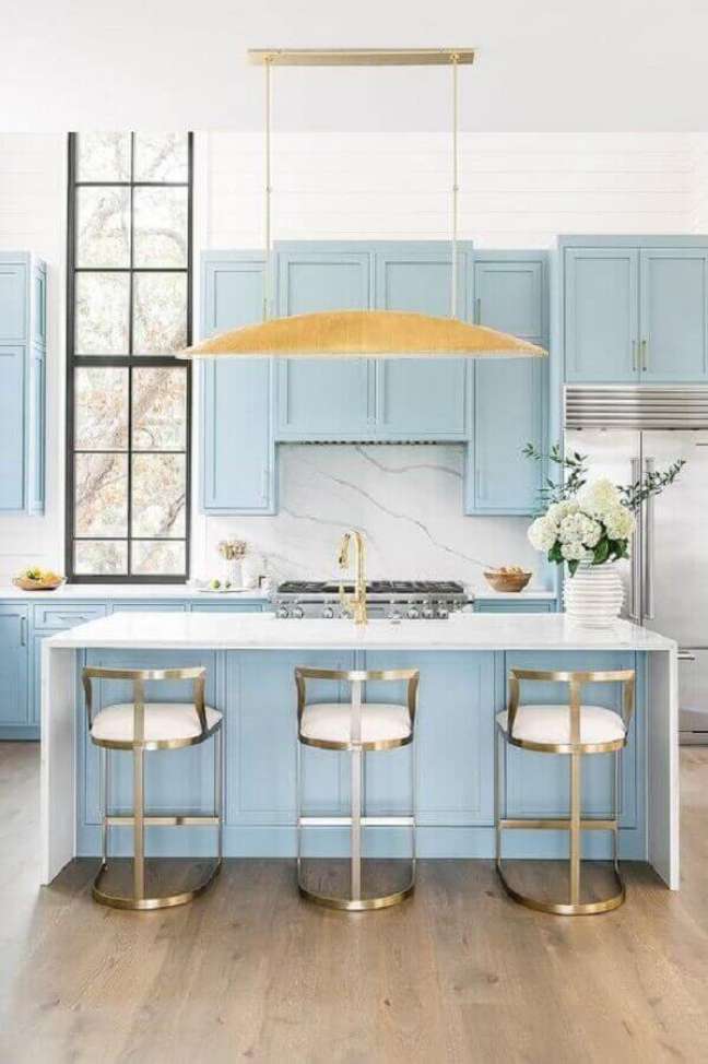 23. Decoração clássica para cozinha azul pastel com luminária moderna na cor dourada – Foto DecorPad