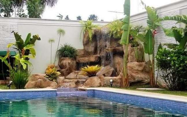 32- A cascata para piscina compõe o paisagismo da área de lazer e forma uma linda cachoeira de piscina. Fonte: Decor Salteado