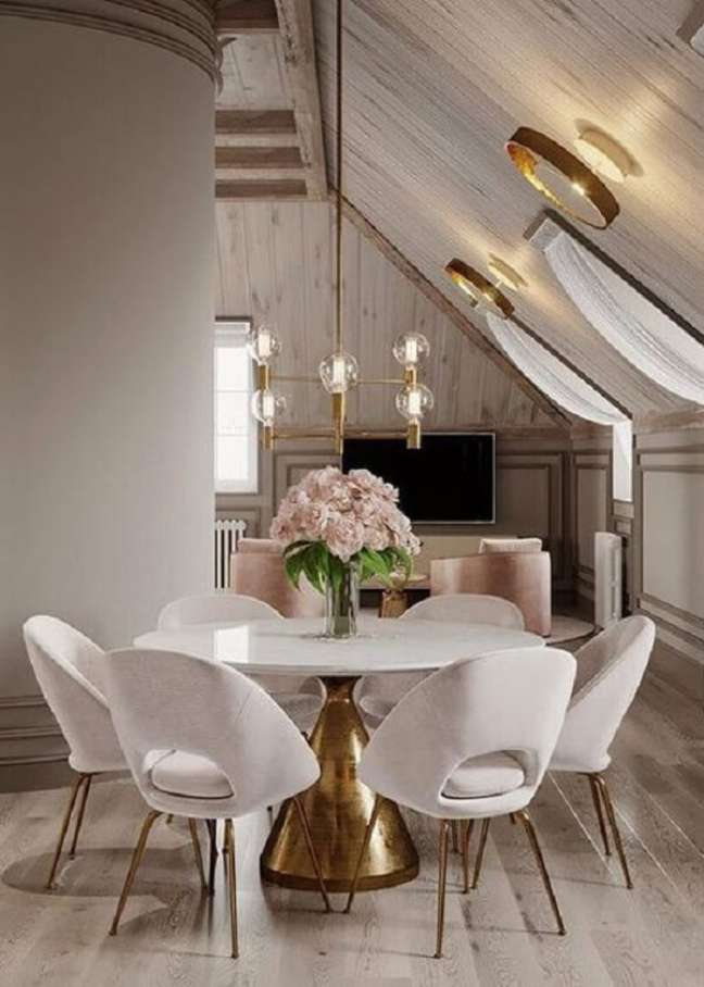 19. Cadeira retrô para mesa de jantar branca e redonda com estrutura cor dourada – Foto Casa de Irene