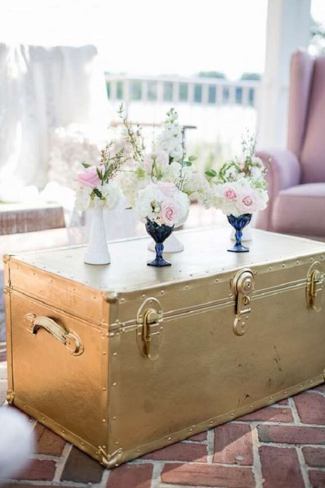 15. Baú de madeira pintado na cor dourada para sala de estar decorada em rosa e azul – Foto RW Events