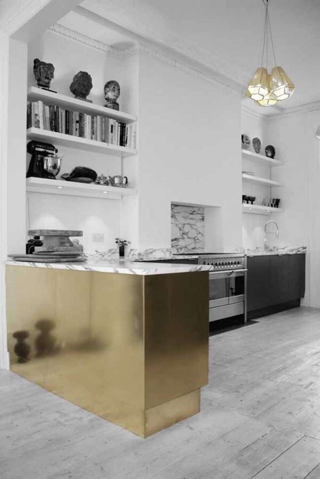 1. Cozinha branca com bancada cor dourada – Foto Square One Design