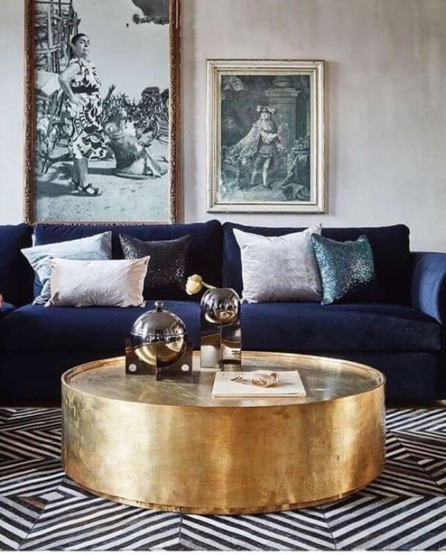 3. Sofá azul marinho com mesa de centro cor dourada – Foto Jonathan Adler