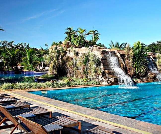 21- A cascata para piscina é revestida com pedras e plantas, formando uma linda cachoeira de piscina. Fonte: Nautilus