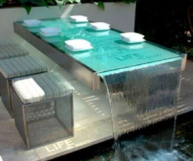 3- Parte da estrutura da cascata para piscina é usada como mesa. Fonte: Pinterest