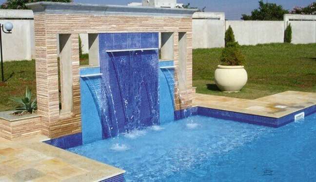 44- A estrutura da cascata para piscina é revestida com pastilhas cerâmica em dois tons de azul . Fonte: Pisos para Piscina