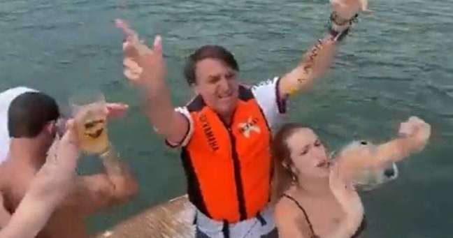 Bolsonaro dança funk em barco - bárbaros