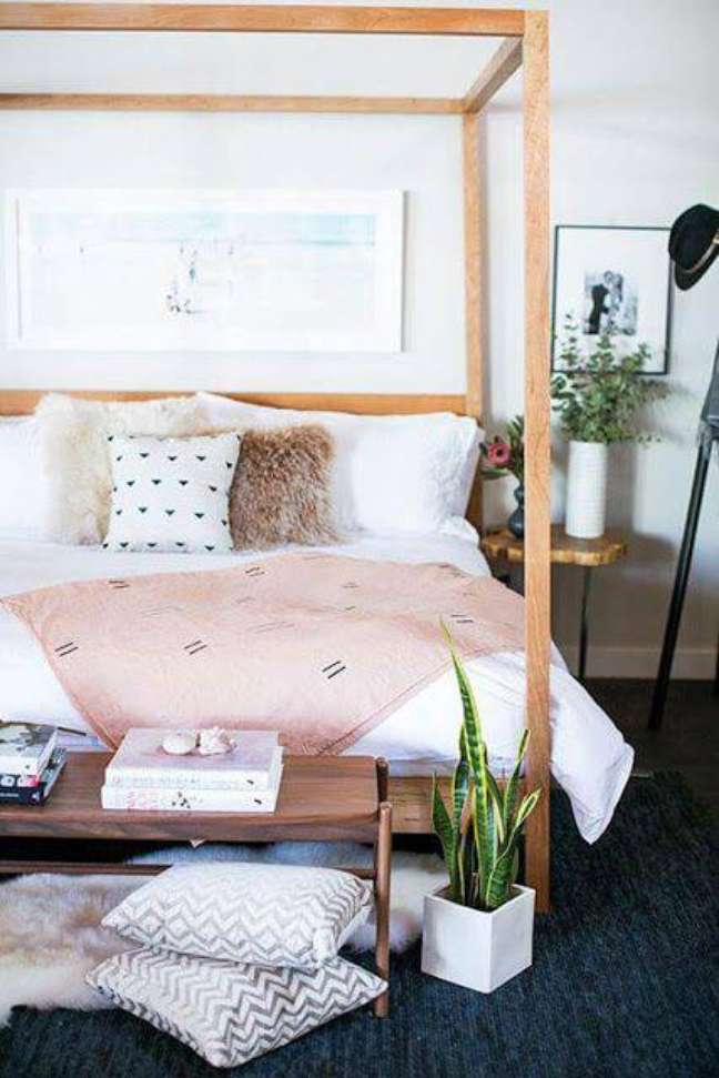 72. Apenas uma manta em tons pasteis jogada por cima da cama já é capaz de transformar o quarto de casal. Foto Dwell Beutiful