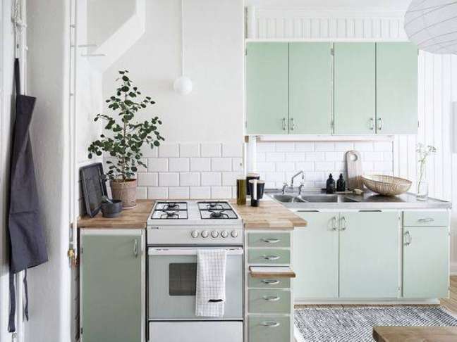 57. A configuração inusitada da cozinha é reforçada com os armários em verde pastel. Foto Furniture Choice