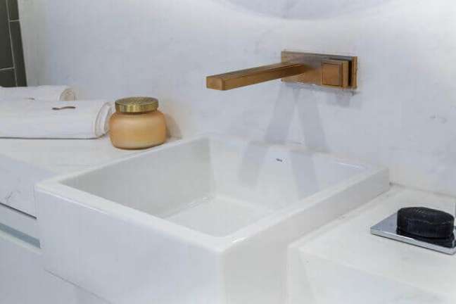25. Banheiro com torneira de parede lavabo rose gold – Foto In Town Arquitetura