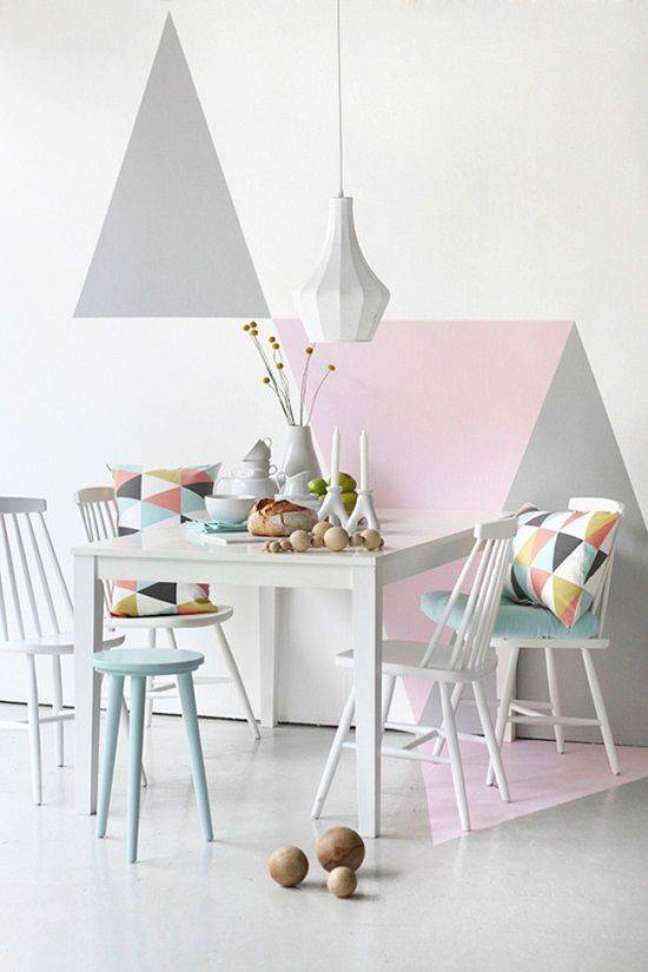 85. Você pode pintar formas geométricas nas paredes brancas usando tons pasteis. Foto Beauty Archi