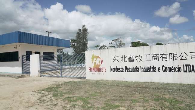 A planta industrial do Frinordeste pertence à JBS, mas foi arrendada pordois empresários chineses e um brasileiro