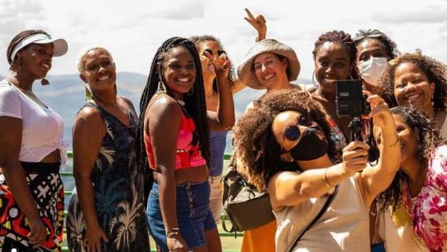 Grupo de pessoas negras em passeio de turismo pela Bafrika