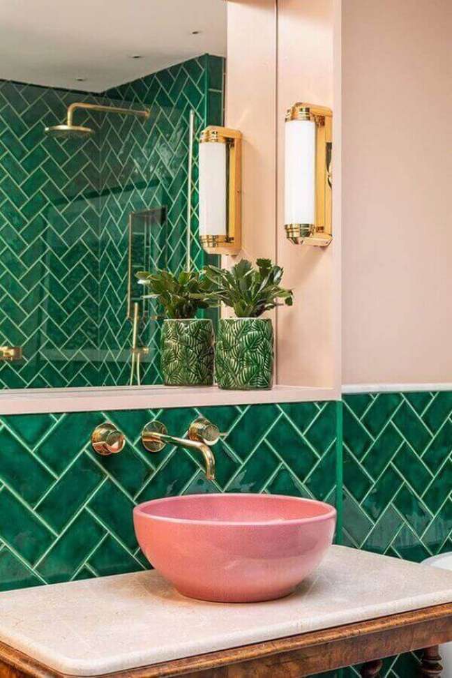 30. Banheiro verde moderno com cuba de porcelanato cor de rosa e torneira de parede dourada – Foto Futurist Architecture