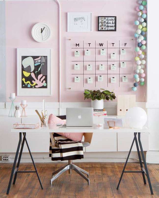 60. Outro home office com parede-mural em tom de rosa pastel. Foto Casa Vogue