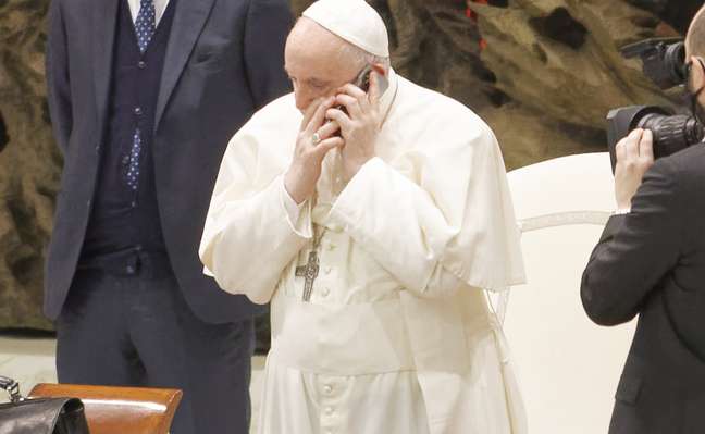 Papa Francisco atende o celular nesta quarta-feira no final da audiência geral no Salão Nervi, no Vaticano