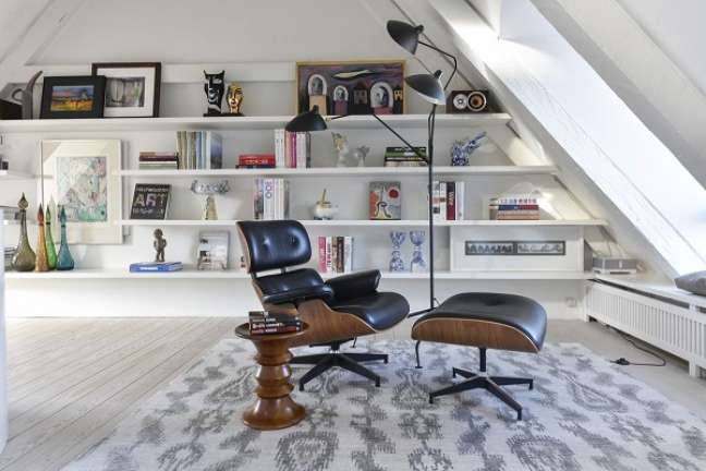 1. Poltrona charles eames preta na sala de estar moderna – Foto Rodrigo Maia