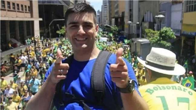 Tales Alves Fernandes, conhecido também como MC Reaça ou Tales Volpi, declarou publicamente apoio à família Bolsonaro em 2018, durante as eleições.