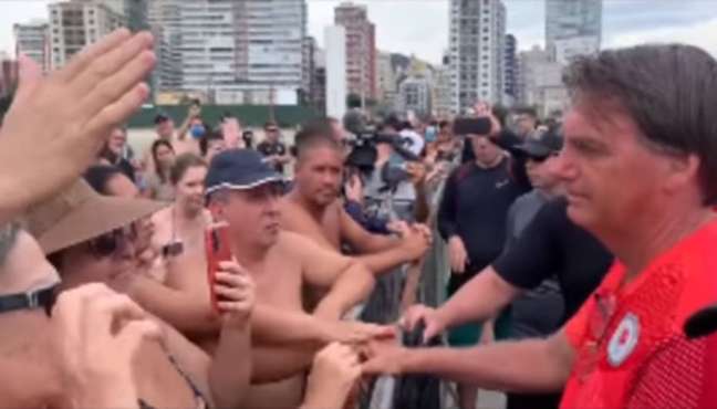 A apoiadores, Bolsonaro questionou resultado de pesquisas eleitorais.&nbsp;