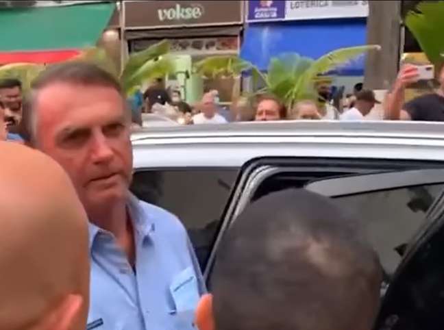 Bolsonaro deixa lotérica após fazer aposta na Mega da Virada