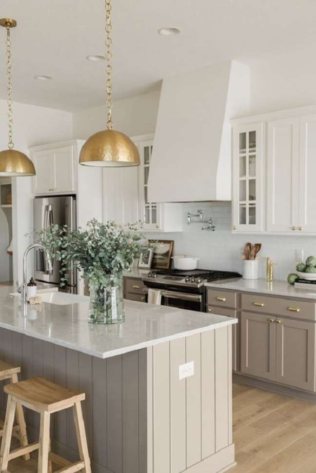 47. Granito claro para cozinha branca e bege com luminárias douradas – Foto Oak Stone Gome Siowa