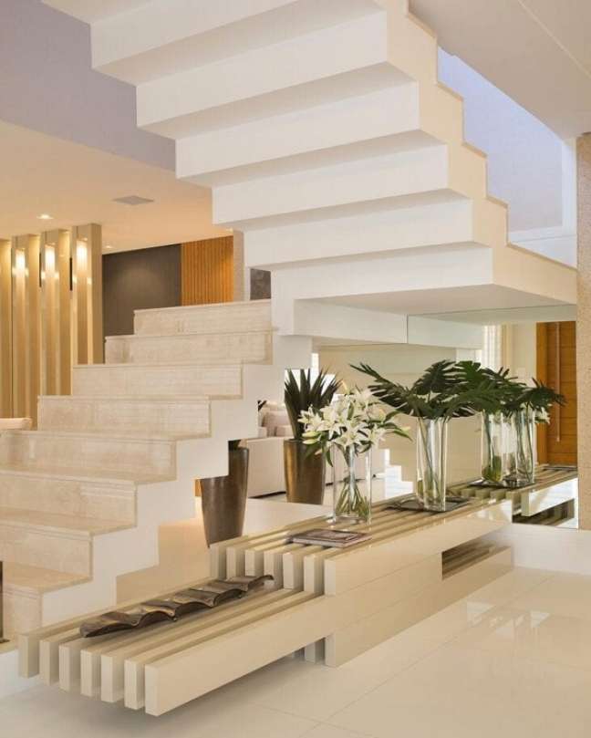 41. Escadas modernas de granito claro decorada com rack e vasos de plantas – Foto Claudia Pimenta