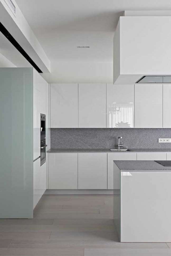 25. Cozinha branca com bancada granito claro cinza – Foto Archrevue