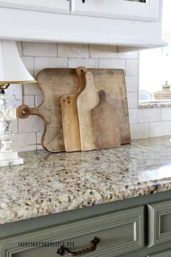 7. Bancada de granito claro em branco e bege para cozinha verde – Foto Savvy Southern Style