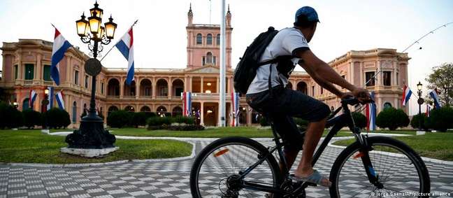 Ciclista passa em frente ao palácio presidencial em Assunção 