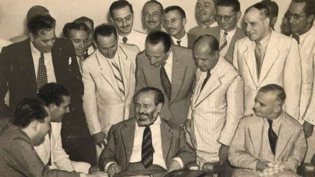Barão de Itararé (ao centro) em entrevista coletiva, em 1945