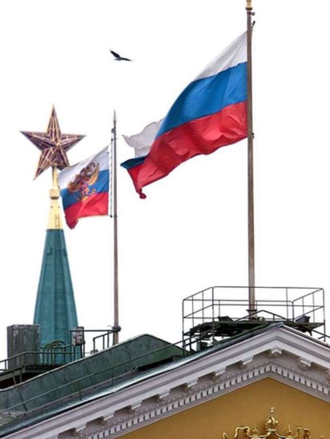 Às 19h32, a bandeira soviética foi substituída pela da Federação Russa Às 19h32, a bandeira soviética foi substituída pela da Federação Russa