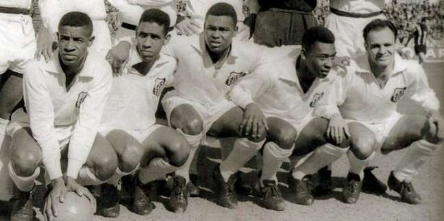 Dorval (primeiro agachado, à esquerda), ao lado do ataque dos sonhos do Santos (Divulgação/Santos FC) Dorval (primeiro agachado, à esquerda), ao lado do ataque dos sonhos do Santos (Divulgação/Santos FC)