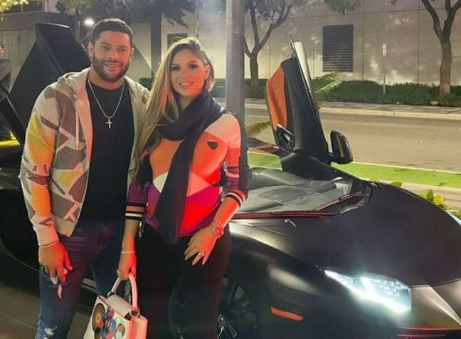 Hulk e a esposa na frente da Lamborghini Aventador (Foto: Reprodução/Instagram)
