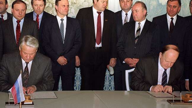 Boris Yeltsin e Stanislav Shushkevich assinando o Tratado de Belavezha em 8 de dezembro de 1991 Boris Yeltsin e Stanislav Shushkevich assinando o Tratado de Belavezha em 8 de dezembro de 1991