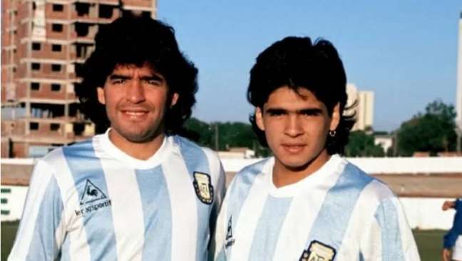 Diego Maradona (a sinistra) al fratello minore Hugo (a destra). 
