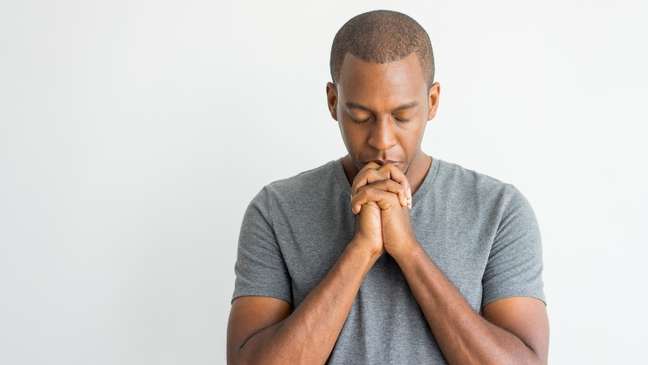 Homem negro rezando a Jesus