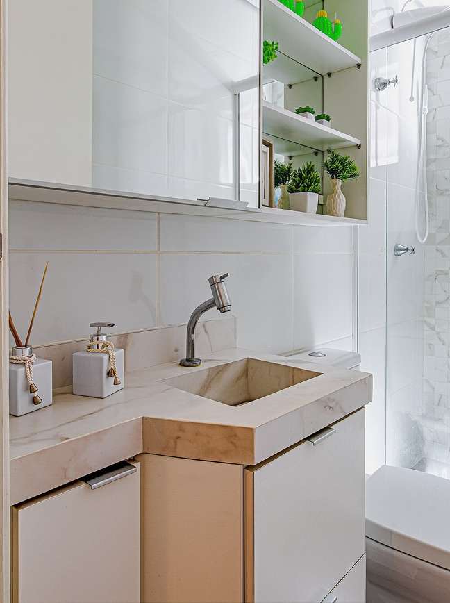 1. Os revestimentos do banheiro foram alterados por uma tonalidade mais clara. Projeto por Ana Johns Arquitetura