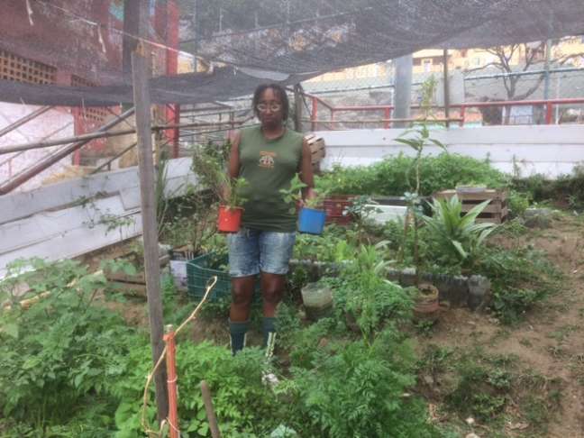 Denise Santos em colheita na horta Atitude