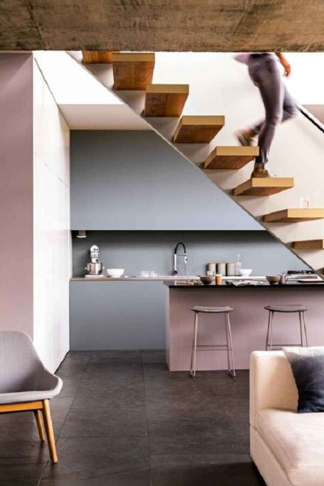 12. Decoração moderna com porcelanato para cozinha cinza azulado e armários cor de rosa claro – Foto Apartment Therapy