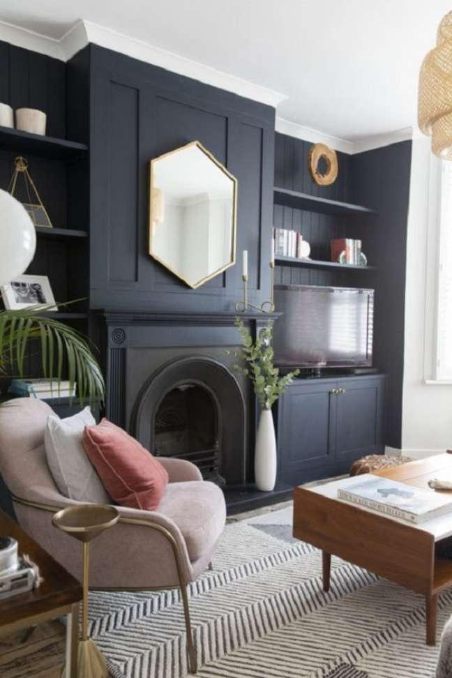 9. Sala moderna com tinta cinza azulado e poltrona rosa claro – Foto Blog toda charmosa