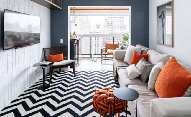 28. Tapete chevron preto e branco com sofá cinza azulado – Foto Saeg Arquitetura