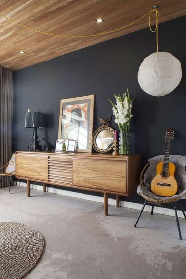 41. Sala com parede cinza azulado e rack de madeira – Foto Decor Facil
