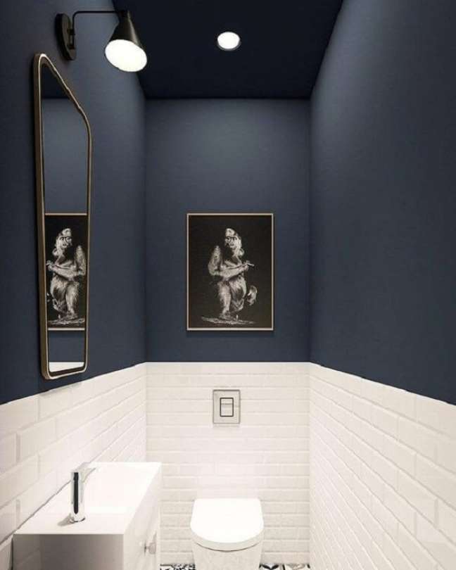 6. Banheiro cinza azulado com azulejo branco – Foto Come Quadri