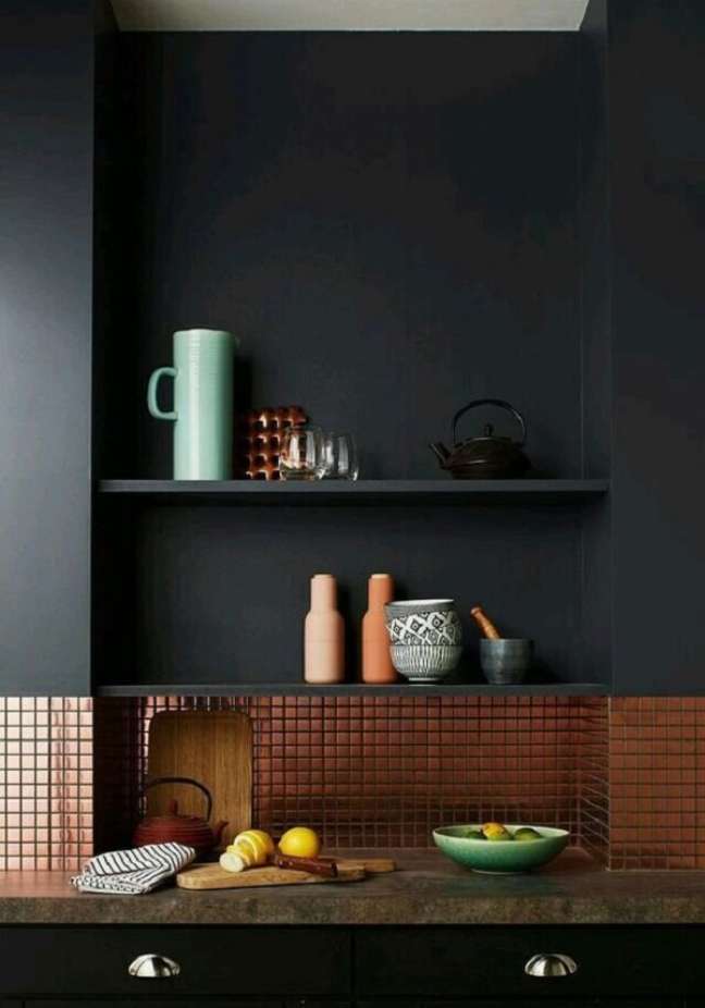 15. Cozinha com rodameio cinza azulado e revestimento bronze -Foto Cote Maison
