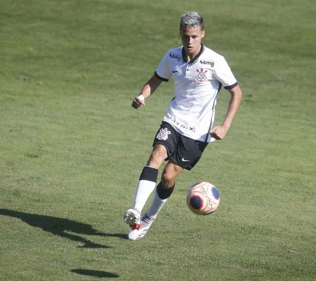 Inscrito na Copinha, meia diz que renovação com o Corinthians foi 'um sonho realizado'