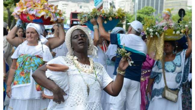 Nas festas de Iemanjá, os devotos vestem branco e levam flores como oferenda