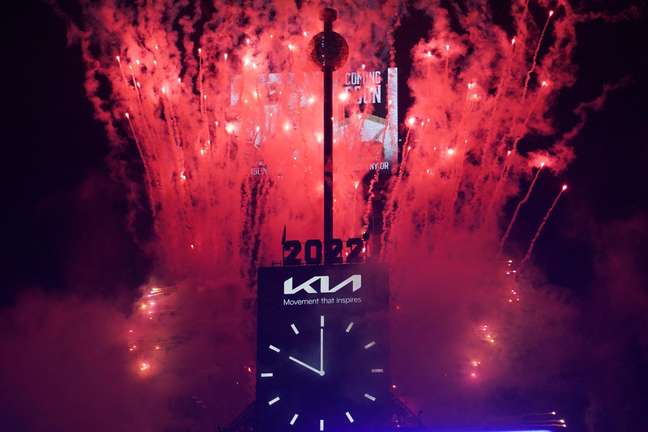 Ômicron restringe celebrações de Ano Novo pelo mundo