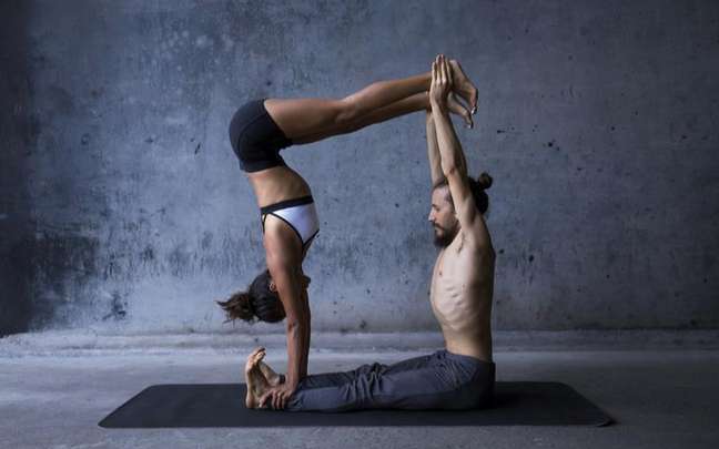 quarta posição de yoga em casal