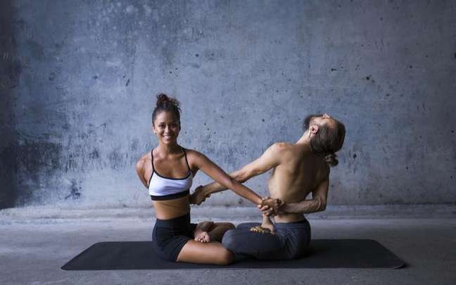 posição de yoga em casal