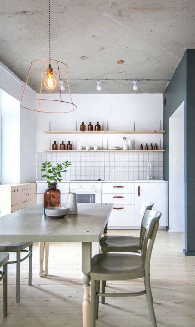 14. Cozinha simples decorada com lustre aramado cobre – Foto: Home Fashion Trend
